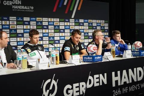 GER, IHF WM 2019, Deutschland (GER) vs Island (ISL) 19.01.2019, Lanxess Arena , Koeln, GER, IHF WM 2019, Deutschland (GER) vs Island (ISL) , im Bild picture shows: Pressekonferenz (PK) nach dem Spiel, Christian Prokop Headcoach Trainer (GER). mitte re. Guðmundur Guðmundsson Trainer Headcoach (Island), und li Martin Strobel (GER 19),