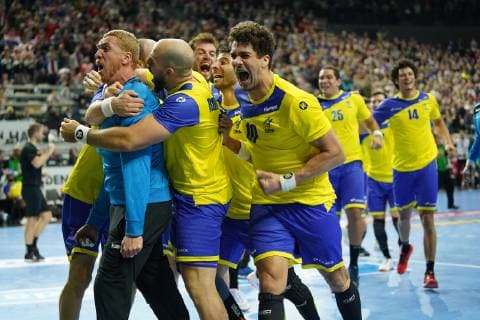 GER, IHF WM 2019, Brasilien (BRA) vs Kroatien (CRO) 20.01.2019, Lanxess Arena Koeln, GER, IHF WM 2019, Brasilien (BRA) vs Kroatien (CRO) im Bild picture shows: die Brasilianer freuen sich ueber den aussergewöhnlichen Sieg, Gustavo Rodrigues (BRA 95), Jose Toledo (BRA 10), Felipe Borges (BRA 18), Leonardo Tercariol Torwart (BRA 62),