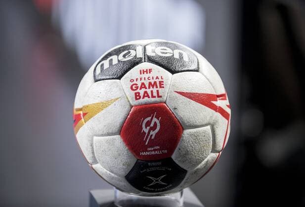der offizielle Spielball, Ball, X5000 von Molten, ã Germany Denmark Edition, Randmotiv, Allgemein, Feature, Hauptrunde Gruppe I, Frankreich (FRA) - Spanien (ESP) 33:30, am 19.01.2019 in Koeln Deutschland. Handball Weltmeisterschaft 2019, vom 10.01. - 27.01.2019 in Deutschland Daenemark.