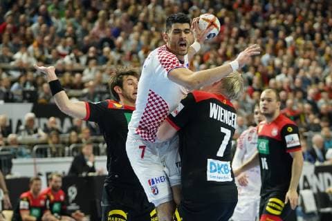 GER, IHF WM 2019, Kroatien (CRO vs Deutschland (GER) 21.01.2019, Lanxess Arena,Koeln, GER, IHF WM 2019, Kroatien (CRO vs Deutschland (GER), im Bild picture shows: Luka StepanÄić (CRO 7), im Zweikampf gegen Patrick Wiencek (GER 7),
