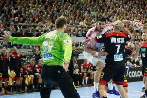GER, IHF WM 2019, Kroatien (CRO vs Deutschland (GER) 21.01.2019, Lanxess Arena,Koeln, GER, IHF WM 2019, Kroatien (CRO vs Deutschland (GER), im Bild picture shows: Luka StepanÄić (CRO 7), im Zweikampf gegen Patrick Wiencek (GER 7),