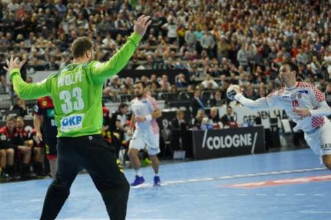 GER, IHF WM 2019, Kroatien (CRO vs Deutschland (GER) 21.01.2019, Lanxess Arena,Koeln, GER, IHF WM 2019, Kroatien (CRO vs Deutschland (GER), im Bild picture shows: Andreas Wolff Torwart (GER 33), im Zweikampf gegen Igor KaraÄić (CRO 18),
