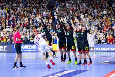 Igor Karacic (Nr. 18, Kroatien) beim Freiwurf nach der regulaeren Spielzeit gegen Patrick Groetzki (Nr. 24, Deutschland), Jannik Kohlbacher (Nr. 48, Deutschland), Steffen Faeth (Nr. 23, Deutschland), Paul Drux (Nr. 95, Deutschland) und Uwe Gensheimer (Nr. 3, Deutschland). Kroatien vs. Deutschland, Hauptrunde, Handball, IHF Handball Weltmeisterschaft, 21.01.19 Koeln Nordrhein-Westfalen Germany Lanxess-Arena Copyright: xAgentur54Gradx xFelixxKoenigx