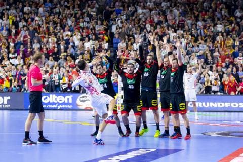 Igor Karacic (Nr. 18, Kroatien) beim Freiwurf nach der regulaeren Spielzeit gegen Patrick Groetzki (Nr. 24, Deutschland), Jannik Kohlbacher (Nr. 48, Deutschland), Steffen Faeth (Nr. 23, Deutschland), Paul Drux (Nr. 95, Deutschland) und Uwe Gensheimer (Nr. 3, Deutschland). Kroatien vs. Deutschland, Hauptrunde, Handball, IHF Handball Weltmeisterschaft, 21.01.19 Koeln Nordrhein-Westfalen Germany Lanxess-Arena Copyright: xAgentur54Gradx xFelixxKoenigx