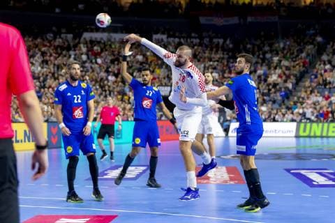 Zeljko Musa (Nr. 28, Kroatien) gegen Luka Karabatic (Nr. 22, Frankreich), Adrien Dipanda (Nr. 27, Frankreich), Nedim Remili (Nr. 5, Frankreich). Frankreich vs. Kroatien, Hauptrunde, Handball, IHF Handball Weltmeisterschaft, 23.01.19 Koeln Nordrhein-Westfalen Germany Lanxess-Arena Copyright: xAgentur54Gradx xFelixxKoenigx