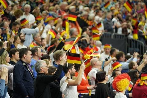 GER, IHF WM 2019, Deutschland (GER) vs Spanien (ESP) 23.01.2019, Lanxess Arena,Koeln, GER, IHF WM 2019, Deutschland (GER) vs Spanien (ESP), im Bild picture shows: Fans, freundlich, Stimmung, farbenfroh, Nationalfarbe, geschminkt, Emotionen,