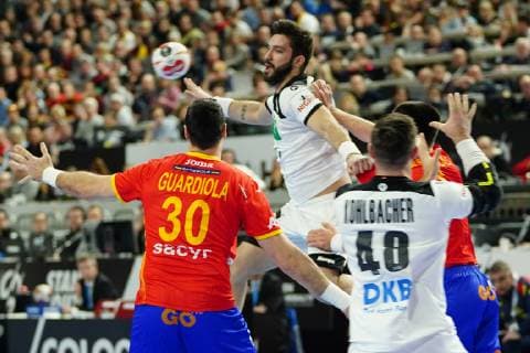 GER, IHF WM 2019, Deutschland (GER) vs Spanien (ESP) 23.01.2019, Lanxess Arena,Koeln, GER, IHF WM 2019, Deutschland (GER) vs Spanien (ESP), im Bild picture shows: Tim Suton (GER 8), gegen Gedeon Guardiola (ESP 30),