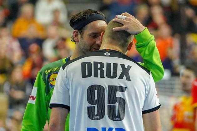 Sport Bilder des Tages GER, IHF WM 2019, Deutschland (GER) vs Spanien (ESP) 23.01.2019, Lanxess Arena,Koeln, GER, IHF WM 2019, Deutschland (GER) vs Spanien (ESP), im Bild picture shows: was erzaehlt Silvio Heinevetter Torwart (GER 12), hier Paul Drux (GER 95),