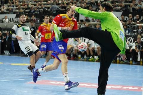 GER, IHF WM 2019, Deutschland (GER) vs Spanien (ESP) 23.01.2019, Lanxess Arena,Koeln, GER, IHF WM 2019, Deutschland (GER) vs Spanien (ESP), im Bild picture shows: Silvio Heinevetter Torwart (GER 12), im Zweikampf gegen Viran Morros (ESP 24),