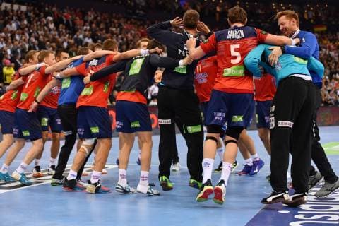 Die Norwegische Mannschaft jubelt nach dem Spiel Deutschland-Norwegen Germany-Norway IHF Handball Weltmeisterschaft 2019, Handball World Championship WM Weltmeisterschaft 2019, Herren, Männer, Maenner, men, Handball, Deutschland, Germany, Halbfinale Spiel 1, half final Hamburg, 25.1.2019