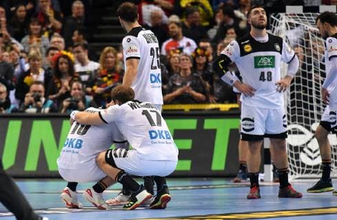 Fabian Wiede (Deutschland), Steffen Weinhold (Deutschland), Kai Häfner (Deutschland), Jannik Kohlbacher (Deutschland), enttäuscht nach dem Spiel Deutschland-Norwegen Germany-Norway IHF Handball Weltmeisterschaft 2019, Handball World Championship WM Weltmeisterschaft 2019, Herren, Männer, Maenner, men, Handball, Deutschland, Germany, Halbfinale Spiel 1, half final Hamburg, 25.1.2019