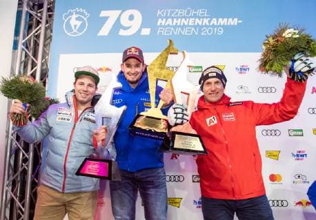 25.01.2019, Streif, Kitzbuehel, AUT, FIS Weltcup Ski Alpin, Abfahrt, Herren, Siegerehrung, im Bild v.l. Beat Feuz (SUI, 2. Platz), Dominik Paris (ITA, 1. Platz), Otmar Striedinger (AUT, 3. Platz) f.l. second placed Beat Feuz of Switzerland race winner Dominik Paris of Italy third placed Otmar Striedinger of Austria during the winner Ceremony for the men s Downhill of FIS Ski Alpine World Cup at the Streif in Kitzbuehel, Austria on 2019 01 25. Kitzbuehel