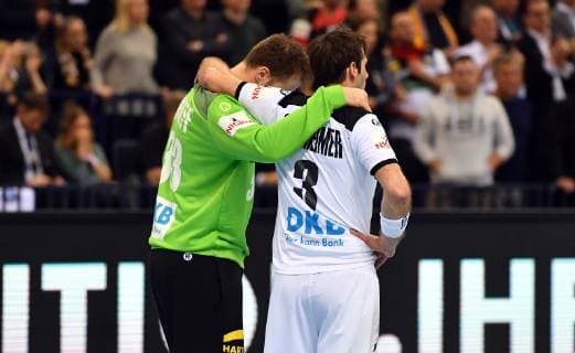 Andreas Wolff (TW Deutschland), und Uwe Gensheimer (Deutschland), Arm in Arm enttäuscht nach dem Spiel Deutschland-Norwegen Germany-Norway IHF Handball Weltmeisterschaft 2019, Handball World Championship WM Weltmeisterschaft 2019, Herren, Männer, Maenner, men, Handball, Deutschland, Germany, Halbfinale Spiel 1, half final Hamburg, 25.1.2019