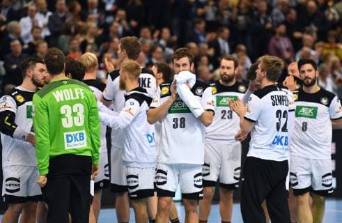 Die deutsche Mannschaft enttäuscht nach dem Spiel, Jannik Kohlbacher (Deutschland),Andreas Wolff (TW Deutschland), Matthias Musche (Deutschland),Fabian Böhm (Deutschland), Steffen Fäth (Deutschland), Franz Semper (Deutschland), Tim Suton (Deutschland), Deutschland-Norwegen Germany-Norway IHF Handball Weltmeisterschaft 2019, Handball World Championship WM Weltmeisterschaft 2019, Herren, Männer, Maenner, men, Handball, Deutschland, Germany, Halbfinale Spiel 1, half final Hamburg, 25.1.2019