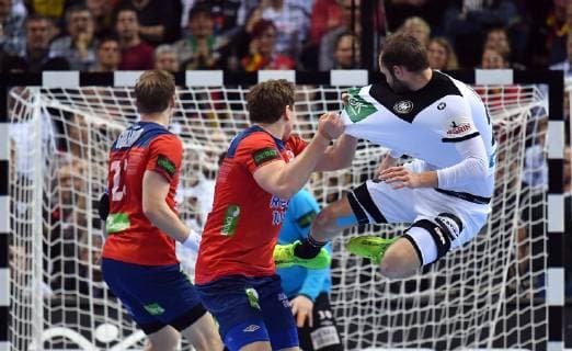 Goran Johannessen (Norwegen), hält Steffen Fäth (Deutschland), am Trikot fest, links Magnus Gullerud (Norwegen), Deutschland-Norwegen Germany-Norway IHF Handball Weltmeisterschaft 2019, Handball World Championship WM Weltmeisterschaft 2019, Herren, Männer, Maenner, men, Handball, Deutschland, Germany, Halbfinale Spiel 1, half final Hamburg, 25.1.2019