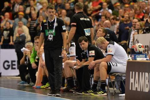 Handball, Herren, Weltmeisterschaft 2019 in Deutschland und Dänemark, 2. Halbfinale, Deutschland - Norwegen, Cheftrainer Christian Prokop (Deutschland), Teammanager Oliver Roggisch (Deutschland), Co-Trainer Alexander Haase (Deutschland), Finn Lemke (Nr. 6, Deutschland), Patrick Wiencek (Nr. 7, Deutschland) auf der Bank, 25.01.19, Copyright: xMichaelxHundtx xMatthiasxKochx