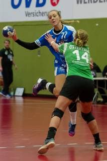 v.li.: Lisa Loehnig (HC Rödertal, 77) und Nele Osterthun (SV Werder Bremen, 14) im Zweikampf, Duell, Spielszene, Aktion, Action, Handball, 2. Bundesliga Frauen, SV Werder Bremen - HC Rödertal,