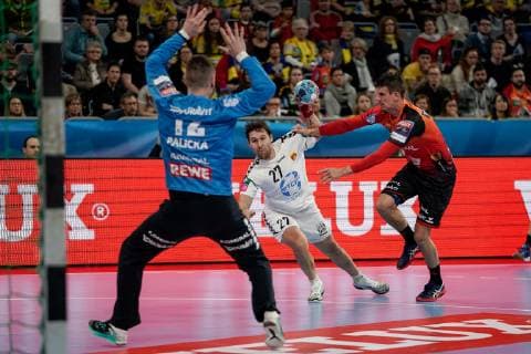 v.li.: Andreas Palicka (Torwart, RNL, 12), Ivan Cupic (Skopje, 27), Andre Schmid (Andy Schmid, RNL, 2), Zweikampf, Spielszene, Duell, duel, tackle, tackling, Dynamik, Action, Aktion, Handball, Champions League, Rhein-Neckar Löwen - RK Vardar Skopje,
