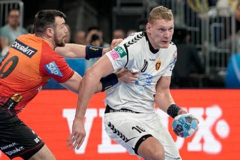 v.li.: Gedeon Guardiola (RNL, 30), Dainis Kristopans (Skopje, 10), Zweikampf, Spielszene, Duell, duel, tackle, tackling, Dynamik, Action, Aktion, Handball, Champions League, Rhein-Neckar Löwen - RK Vardar Skopje,