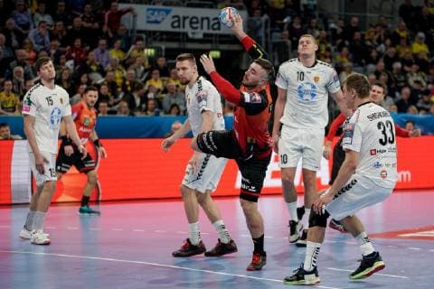 v.li.: Christian Dissinger (Skopje, 15), Gleb Kalarash (Skopje, 21), Jannik Kohlbacher (RNL, 80), Dainis Kristopans (Skopje, 10), Daniil Shishkarev (Skopje, 33), beim Sprungwurf, Wurf, Torwurf, Action, Aktion, Spielszene, Handball, Champions League, Rhein-Neckar Löwen - RK Vardar Skopje,