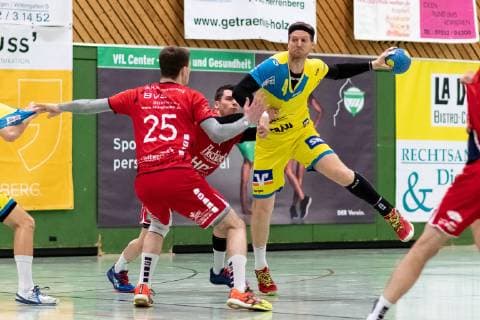 Jan Kussmann (SG H2Ku Herrenberg 25), Sandro Muench (SG H2Ku Herrenberg 34), Felix Lobedank (SG Pforzehim Eutingen 04), SG H2Ku Herrenberg vs. SG Pforzehim Eutingen, Handball, BWOL, Maenner, 09.02.2019, SG H2Ku Herrenberg vs. SG Pforzehim Eutingen, Handball, BWOL, Maenner, 09.02.2019 Herrenberg Copyright: xEIBNER WolfgangxFrankx EP_WFK