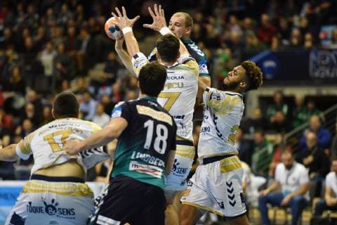 Paul Drux (Füchse) mit Ball, vorne Alexandru Viorel Simicu (Saint-Raphael), Jeremy Toto (Saint-Raphael), Hans Lindberg (Füchse), Aleksa Kolakovic (Saint-Raphael), Füchse Berlin vs HCN Constanta EHF Cup Mens , 2018 2019, Gruppenphase, Herren, Männer, men, Handball, Deutschland, Germany, Max-Schmeling-Halle Berlin, 10.2.2019