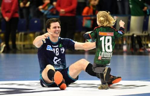 Hans Lindberg (Füchse), spielt noch nach dem Spiel mit seiner Tochter Füchse Berlin vs HCN Constanta EHF Cup Mens , 2018 2019, Gruppenphase, Herren, Männer, men, Handball, Deutschland, Germany, Max-Schmeling-Halle Berlin, 10.2.2019