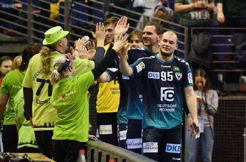 Paul Drux (Füchse) und die restliche Füchse-Mannschaft klatschen nach dem Spiel die Fans ab Füchse Berlin vs HCN Constanta EHF Cup Mens , 2018 2019, Gruppenphase, Herren, Männer, men, Handball, Deutschland, Germany, Max-Schmeling-Halle Berlin, 10.2.2019