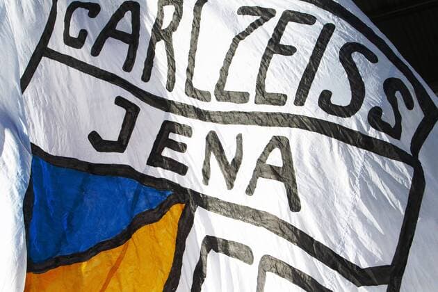 Jena, 09.02.2019, Ernst-Abbe-Sportfeld, Fussball, Herren, 3. Liga, 23. Spieltag , FC Carl Zeiss Jena vs. Karlsruher SC 1:1 (1:1). , Im Bild: Fanfahne, Fahne mit Logo FC Carl Zeiss Jena, Vereinsfahne. ,