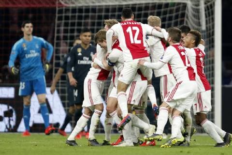 (l-r) Real Madrid goalkeeper Thibaut Courtois, Casemiro of Real Madrid, Nico Tagliafico of Ajax, Matthijs de Ligt of Ajax, Frenkie de Jong of Ajax, Lasse Schone of Ajax, Noussair Mazraoui of Ajax, David Neres of Ajax, Donny van de Beek of Ajax, Dusan Tadic of Ajax during the UEFA Champions League round of 16 match Ajax Amsterdam and Real Madrid at the Johan Cruijff Arena on February 13, 2019 in Amsterdam, The Netherlands UEFA Champions League 2018 2019 xVIxVIxImagesx xMauricexvanxSteenxIVx 13619756