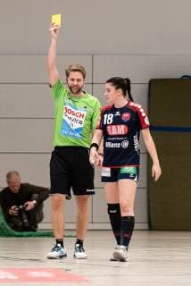 gelbe Karte fuer Lea Neubrander (SG H2Ku Herrenberg Kuties 18), VfL Waiblingen Tigers vs. SG H2Ku Herrenberg Kuties , Handball, 2.Bundesliga, Frauen, HBF, Saison 18 19, 15.02.2019, VfL Waiblingen Tigers vs. SG H2Ku Herrenberg Kuties , Handball, 2.Bundesliga, Frauen, HBF, Saison 18 19, 15.02.2019 Waiblingen Copyright: xEIBNER WolfgangxFrankx EP_WFK