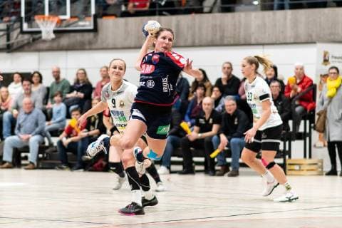 Lea Gruber (VfL Waiblingen 09), Saskia Putzke (SG H2Ku Herrenberg Kuties 21), VfL Waiblingen Tigers vs. SG H2Ku Herrenberg Kuties , Handball, 2.Bundesliga, Frauen, HBF, Saison 18 19, 15.02.2019, VfL Waiblingen Tigers vs. SG H2Ku Herrenberg Kuties , Handball, 2.Bundesliga, Frauen, HBF, Saison 18 19, 15.02.2019 Waiblingen Copyright: xEIBNER WolfgangxFrankx EP_WFK