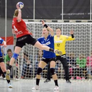Sabine Heusdens (HSG Bad Wildungen Vipers) beim Wurf; Gisa Klaunig (HSG Blomberg-Lippe) in der Abwehr, Anna Monz (Torfrau HSG Blomberg-Lippe) (hinten) ,GER, HSG Bad Wildungen Vipers - HSG Blomberg-Lippe, Handball, 1. Bundesliga Frauen, 16.02.2019, GER, HSG Bad Wildungen Vipers - HSG Blomberg-Lippe, Handball, 1. Liga Frauen, 16.02.2019 Bad Wildungen Copyright: xEIBNER RolandxSippelx EP_RSL