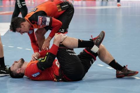 Andre Schmid (Andy Schmid, RNL, 2) kümmert sich um Jannik Kohlbacher (RNL, 80), der sich das rechte Knie hält, mit Schmerzen nach einem Foul, racked with pain, verletzt, Verletzung, injured, sporting injury, Action, Aktion, Spielszene, Handball, Champions League, Rhein-Neckar Löwen - PGE Vive Kielce,