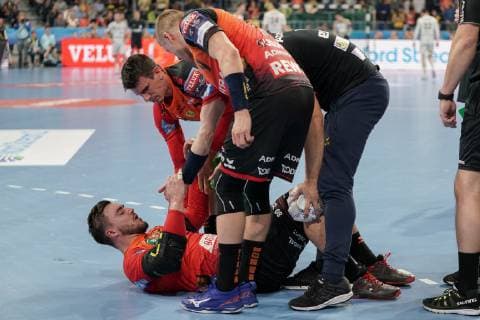 v.li.: Andre Schmid (Andy Schmid, RNL, 2) und Gudjon Valur Sigurdsson (RNL, 9) kümmern sich um Jannik Kohlbacher (RNL, 80, am Boden), verletzt, Verletzung, injured, sporting injury, Action, Aktion, Spielszene, Handball, Champions League, Rhein-Neckar Löwen - PGE Vive Kielce,