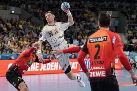 v.li.: Ilija Abutovic (RNL, 20), Krzysztof Lijewski (Kielce, 19), Andre Schmid (Andy Schmid, RNL, 2), beim Sprungwurf, Wurf, Torwurf, Action, Aktion, Spielszene, Handball, Champions League, Rhein-Neckar Löwen - PGE Vive Kielce,