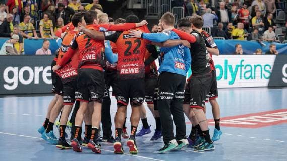 Spieler der Rhein-Neckar-Löwen, Jubel nach dem Schlusspfiff im Kreis, Teamkreis, Sieg, Sieger, Gewinner, jubelt, jubeln, Freude, optimistisch, Highlight, Action, Aktion, Handball, Champions League, Rhein-Neckar Löwen - PGE Vive Kielce,
