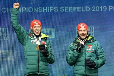 FIS NORDIC WORLD SKI CHAMPIONSHIPS 2019, SEEFELD, 24.02.2019, Nordic Combined Large Hill Team Sprint, Maenner, Nordische Kombination Grossschanze Team Sprint FIS NORDIC WORLD SKI CHAMPIONSHIPS 2019, SEEFELD, 24.02.2019, Nordic Combined Large Hill Team Sprint, Maenner, Nordische Kombination Grossschanze Team Sprint Bild: Siegerehrung mit Jubel, Sieger und Weltmeister Team GER, Eric Frenzel (GER, links) und Fabian Riessle (GER, rechts)