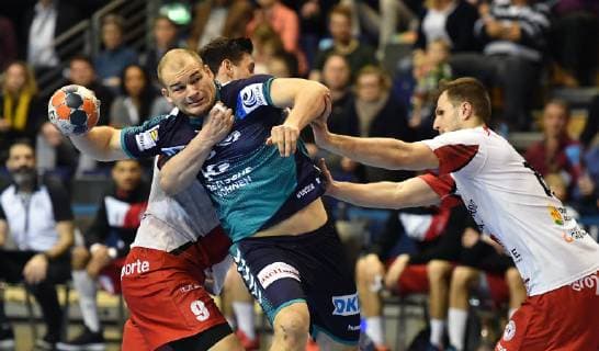 Paul Drux (Füchse) beim Wiurf, links Tomislav Kusan (Nr. 9, BM Logrono La Rioja) rechts Balint Fekete (Nr. 15, BM Logrono La Rioja) Füchse Berlin - ESP BM Logrono La Rioja EHF Cup Mens , 2018 2019, Gruppenphase, Herren, Männer, men, Handball, Deutschland, Germany, Max-Schmeling-Halle Berlin, 3.3.2019