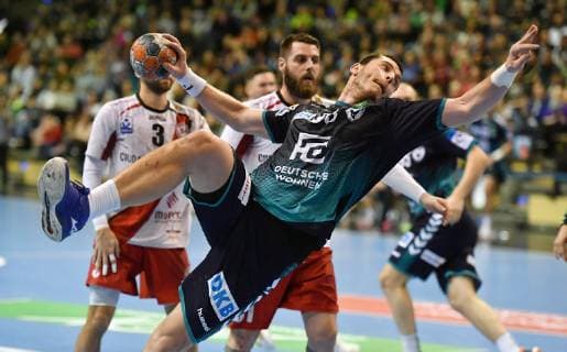 Mijajlo Marsenic (Füchse), beim Wurf, hinten Vanja Ilic (Nr. 3, BM Logrono La Rioja) und Juan Del Arco Perez (Nr. 31, BM Logrono La Rioja) Füchse Berlin - ESP BM Logrono La Rioja EHF Cup Mens , 2018 2019, Gruppenphase, Herren, Männer, men, Handball, Deutschland, Germany, Max-Schmeling-Halle Berlin, 3.3.2019