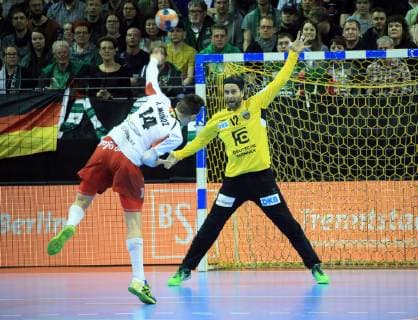 GER, Europapokal, FUECHSE BERLIN VS. BM Logrono La Rioja 03.03.2019, Max Schmeling Halle, Berlin, GER, Europapokal, FUECHSE BERLIN VS. BM Logrono La Rioja, DHB regulations prohibit any use of photographs as image sequences and or quasi-video im Bild 7m, Silvio Heinevetter (Fuechse Berlin 12), Javier Munoz Cabezon (Logrono 14)