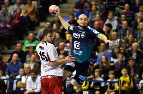 Paul Drux (Füchse) beim Wurf, links Balint Fekete (Nr. 15, BM Logrono La Rioja) Füchse Berlin - ESP BM Logrono La Rioja EHF Cup Mens , 2018 2019, Gruppenphase, Herren, Männer, men, Handball, Deutschland, Germany, Max-Schmeling-Halle Berlin, 3.3.2019