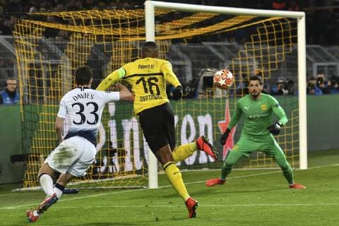 GER, CL, Borussia Dortmund vs Tottenham Hotspur 05.03.2019, Signal Iduna Park, Dortmund, GER, CL, Borussia Dortmund vs Tottenham Hotspur, DFL regulations prohibit any use of photographs as image sequences and or quasi-video im Bild Strafraumszene . Torchance von Ben Davies ( 33, Tottenham Hotspur) (li.) neben Manuel Akanji ( 16, Borussia Dortmund) (mi.) Roman Bürki Buerki ( 1, Borussia Dortmund) (re.)