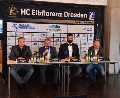von links: Manager Karsten Wöhler, Präsident Uwe Saegeling, Michael Schöne, Frank Lösche, Pressekonferenz wegen des Urteils nach dem Spielabbruch HC Elbflorenz Dresden gegen , Handball, 2. Liga der Männer, 2. Bundesliga, Saison 2018 2019, Dresden, BallsportARENA Dresden,