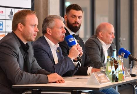 von links: Manager Karsten Wöhler, Präsident Uwe Saegeling, Michael Schöne, Frank Lösche, Pressekonferenz wegen des Urteils nach dem Spielabbruch HC Elbflorenz Dresden gegen , Handball, 2. Liga der Männer, 2. Bundesliga, Saison 2018 2019, Dresden, BallsportARENA Dresden,