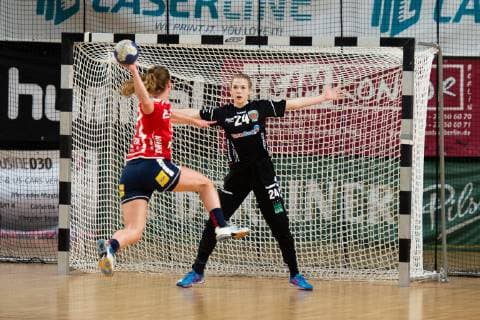 v.l. Saskia Putzke 21 - Herrenberg, Annabell Krueger - 24 - Spreefuexxe, Tor, 09.03.2019, Handball - Damen, Fuechse vs Herrenberg, Endstand 29:32 , GER, Berlin, 9.3.19, Spreefuexxe vs Herrenberg, Damen - 2.BL, Fuxxbau Soemmeringhalle Berlin Copyright: xEIBNER UwexKochx EP_UKH