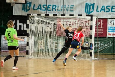v.l. Saskia Putzke 21 - Herrenberg, Annabell Krueger - 24 - Spreefuexxe, Tor, 09.03.2019, Handball - Damen, Fuechse vs Herrenberg, Endstand 29:32 , GER, Berlin, 9.3.19, Spreefuexxe vs Herrenberg, Damen - 2.BL, Fuxxbau Soemmeringhalle Berlin Copyright: xEIBNER UwexKochx EP_UKH