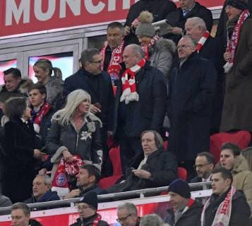 13.03.2019, Fussball UEFA Champions-League 2018 2019, Achtelfinale Rückspiel, FC Bayern München - FC Liverpool, in der Allianz-Arena München, VIP-Tribüne mit Präsident Uli Hoeness (2.v.re, FC Bayern), Walter Menneckes (oben re., FC Bayern), Vorstandsvorsitzender Karl-Heinz Rummenigge (re, FC Bayern München), Günter Netzer mit Ehefrau.
