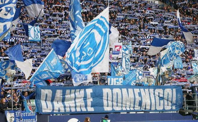 Sport Themen der Woche KW11 Schalke04 - RB Leipzig Fussball Bundesliga Gelsenkirchen, 16.03.2019, Veltins-Arena, Fussball, 1.Bundesliga, 26. Spieltag , FC Schalke 04 vs. RB Leipzig 0:1 (0:1) , Im Bild: Fans von Schalke 04 zeigen ein Banner. Danke Domenico. Ex- TRainer Domenico Tedesco wurde zwei Tage vor dem Spiel entlassen. , Gemäß den Vorgaben der DFL Deutsche Fußball Liga ist es untersagt, in dem Stadion und oder vom Spiel angefertigte Fotoaufnahmen in Form von Sequenzbildern und oder videoähnlichen Fotostrecken zu verwerten bzw. verwerten zu lassen. ,