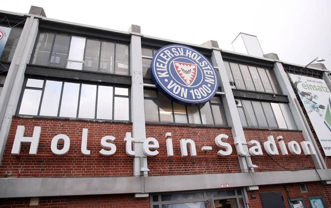Kiel, 15.03.2019, Holstein-Stadion, Fussball, 2.Bundesliga, 26.Spieltag , KSV Holstein Kiel vs. FC Erzgebirge Aue 5:1 (2:1) , Im Bild; Stadionansicht mit Logo Symbol Holstein Kiel , Gemäß den Vorgaben der DFL Deutsche Fußball Liga ist es untersagt, in dem Stadion und oder vom Spiel angefertigte Fotoaufnahmen in Form von Sequenzbildern und oder videoähnlichen Fotostrecken zu verwerten bzw. verwerten zu lassen. , Photo: PICTURE POINT S. Sonntag ,